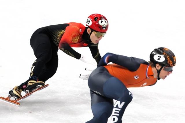 ▲ 중국 쇼트트랙 국가대표팀 린샤오쥔(왼쪽)이 10일(한국 시간) 이탈리아 밀라노 아이스 스케이팅 아레나에서 열린 2026 밀라노-코르티나담페초 동계 올림픽 쇼트트랙 남자 1000m 예선 7조에서 경기 도중 밀려나고 있다. 연합뉴스