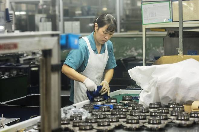 중국 동부 저장성 항저우의 한 공장에서 한 작업자가 자동차 베어링을 만들고 있다. AFP연합뉴스