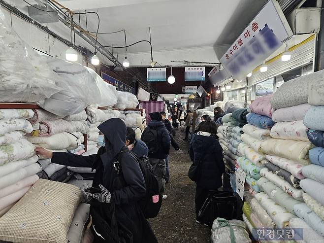 10일 오후 서울 종로구 예지동 광장시장 내 이불거리에 관광객들이 이불을 둘러보고 있다. /사진=박수빈 기자