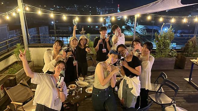 충남 공주시 중학동 제민천 마을 슬로크루즈(커뮤니티 호텔)에서 열린 소규모 단체 행사에서 참석자들이 기념 촬영을 하고 있다. 퍼즐랩 제공