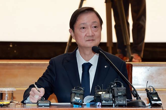 이찬진 금융감독원장이 9일 서울 영등포구 여의도 금융감독원에서 2026년 업무계획을 발표한 뒤 기자 질문을 들으며 메모하고 있다. 연합뉴스