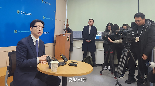 김경수 지방시대위원장이 10일 경남도의회 브리핑룸에서 기자간담회를 하고 있다. 김정훈 기자