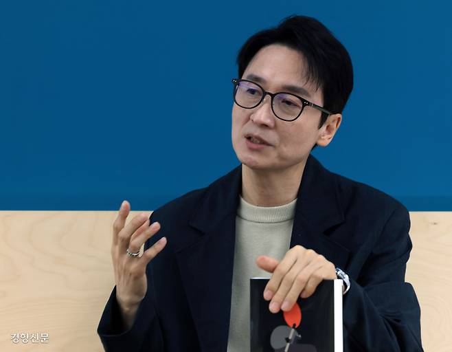 김상균 경희대 교수가 지난 4일 경향신문에서 AI가 가져올 미래에 대해 인터뷰하고 있다. 김 교수는 “AI의 미래를 유토피아냐, 디스토피아냐로 단정하기는 어렵다”며 “AI를 도구로 쓰려면 인간이 더 인간다운 지능을 키우면서 전체를 끌고 가야 한다”고 말했다.  서성일 선임기자