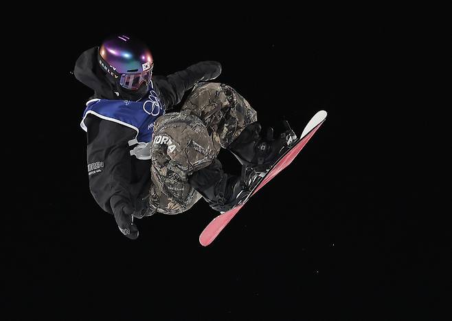 Yoo Seung-eun performs during the women’s snowboard big air final at the 2026 Milan Cortina Winter Olympics at Livigno Snow Park in Italy on Monday (local time). (Yonhap News)