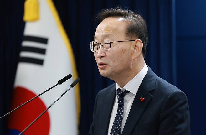 Unification Ministry spokesman Kim Nam-jung announces the easing of restrictions on viewing physical copies of the Rodong Sinmun during a press briefing at the government complex in Jongno District, central Seoul, on Dec. 30, 2025. [YONHAP]