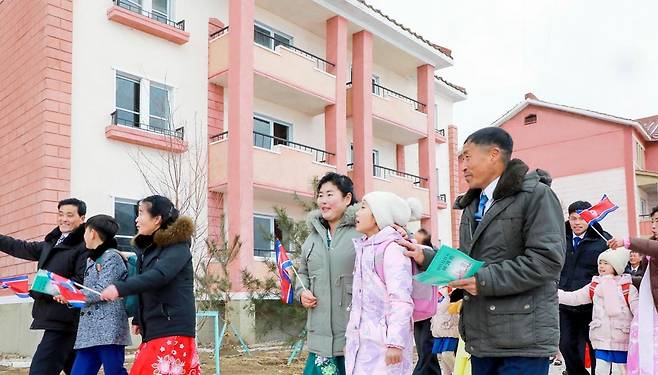 In this photo carried by the Rodong Sinmun, the official newspaper of the North's ruling Workers' Party, on Jan. 5, residents of Jonchon and Chosan counties in Ryanggang Province celebrate the completion of new housing. [NEWS1]