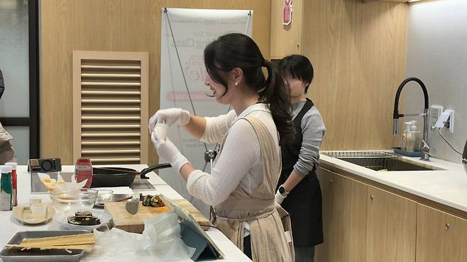 Chef Dabin Lee demonstrates how to make gimbap [WOO JI-WON]