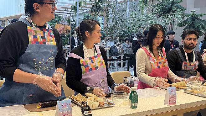 Participants of K-culture Transit Tour make gimbap during a cooking class. [WOO JI-WON]