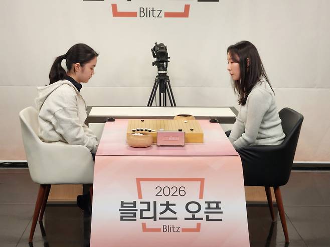 스미레 4단(왼쪽)이 여자바둑리그 감독으로 활동하고 있는 김미리 5단을 꺾고 블리츠 오픈 16강에 올랐다. K바둑 제공