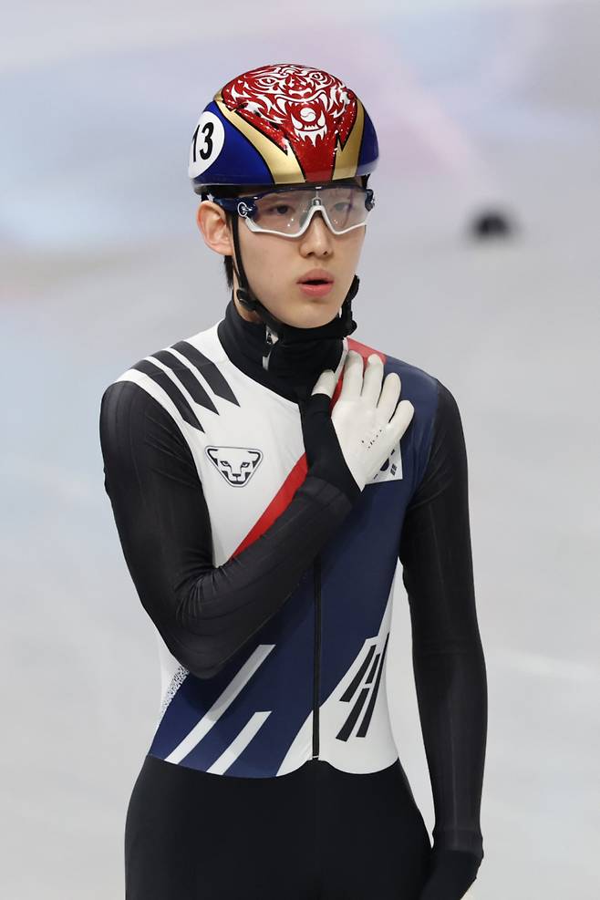임종언이 10일(현지시간) 이탈리아 밀라노 아이스스케이팅 아레나에서 열린 2026 밀라노ㆍ코르티나담페초 동계올림픽 쇼트트랙 남자 1000m 예선에서 경기 시작 전 심호흡하고 있다. 연합뉴스