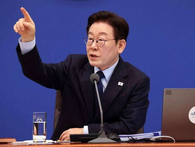 이재명 대통령이 10일 청와대에서 열린 국무회의에서 발언하고 있다. 이 대통령은 국회를 향해 “현재와 같은 입법 속도로는 국제사회의 변화에 능동적으로 대처하기가 매우 어렵다”며 신속한 법안 처리를 당부했다. 김지훈 기자