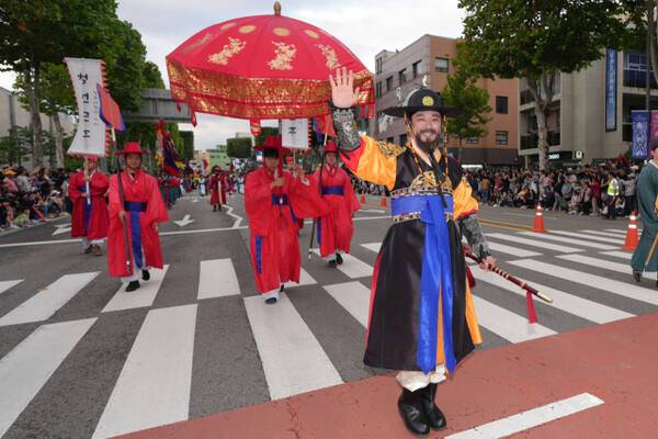수원시는 설 연휴 기간 동안 수원화성행궁에서 정조대왕 캐릭터를 만날 수 있는 ‘행궁 타임슬립’ 사업을 진행한다. 사진은 정조대왕능행차 전경. 수원시 제공