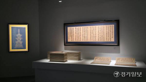 오랜 세월에 걸쳐 성파스님이 제작한 16만 도자 대장경판 가운데 일부와 반야심경 작품이 전시장에 조성돼 있다. 흙으로 구워 만들어낸 도자 대장경은 그 자체로 남다른 울림을 준다. 이나경기자