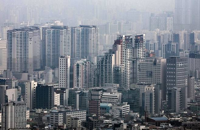 서울 남산에서 바라본 서울 시내 아파트 단지의 모습. [뉴스1]