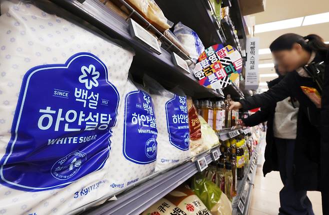 8일 서울의 한 대형마트 설탕 판매대. [연합뉴스]
