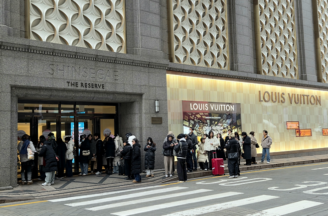 10일 오전 서울 중구에 위치한 신세계백화점 본점 더 리저브 앞. 루이비통 비저너리 저니 서울에 입장하려는 중국인 관광객들의 줄이 길게 늘어섰다. [김혜진 기자]