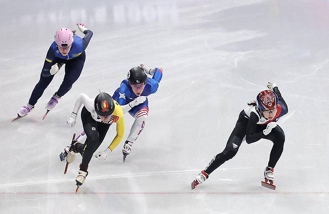 쇼트트랙 대표팀 최민정이 10일 이탈리아 밀라노 아이스 스케이팅 아레나에서 열린 2026 밀라노·코르티나담페초 동계올림픽 쇼트트랙 여자 500m 예선에서 역주하고 있다. 뉴스1