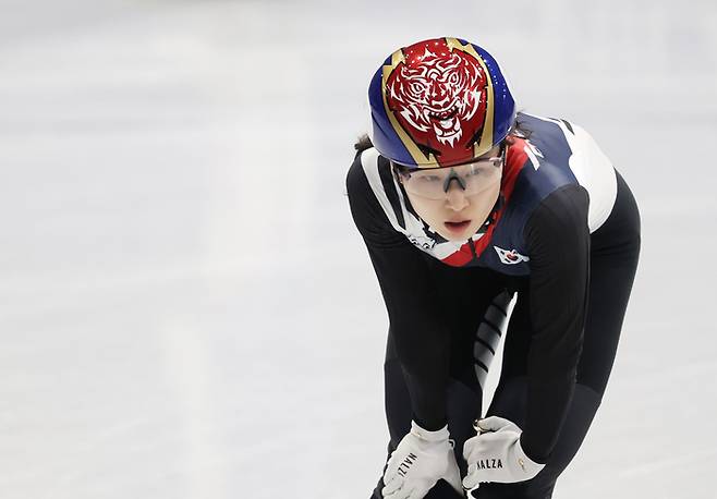 10일(현지시간) 이탈리아 밀라노 아이스스케이팅 아레나에서 열린 2026 밀라노ㆍ코르티나담페초 동계올림픽 쇼트트랙 혼성계주 준결승에서 한국 선수들이 넘어지며 결승진출에 실패했다. 최민정이 파이널B 경기 후 아쉬워하고 있다. 연합뉴스