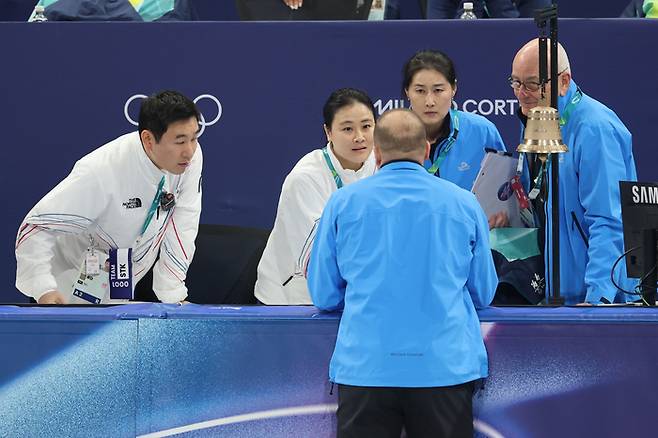 10일(현지시간) 이탈리아 밀라노 아이스스케이팅 아레나에서 열린 2026 밀라노ㆍ코르티나담페초 동계올림픽 쇼트트랙 혼성계주 준결승에서 김길리가 미국팀과 충돌해 넘어지자 경기가 끝난 뒤 김민정 대표팀 코치이 심판진과 대화를 나누고 있다. 연합뉴스