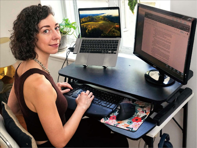 (위) 기업 현장에서 인공지능(AI)은 단순 반복 업무를 자동화하는 수준을 넘어, 기획·문서·디자인·분석 등 지식 노동 전반의 속도와 완성도를 동시에 끌어올리는 기본 업무 인프라로 자리 잡고 있다. (EPA=연합뉴스) (아래) 앤스로픽이 운영하는 ‘클로드(Claude)’는 자연스러운 문장과 한국어 문맥 이해도가 강점이다. 대외 문서나 내부 보고서에서 표현을 다듬을 때 유용하다. 사진은 지난해 가을 스릴러 소설가 안드레아 바츠가 클로드를 이용하는 모습. (AP=연합뉴스)