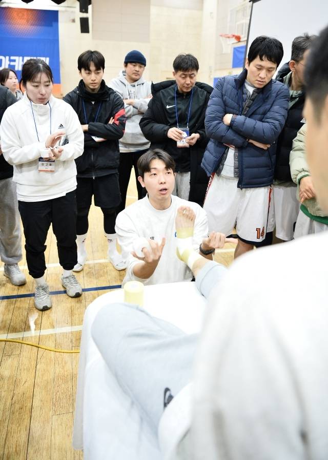 지난 1월 29일부터 30일까지 배재고에서 1회차를 진행한 유스 코치 아카데미는 10일부터 11일까지 명지고에서 2회차 일정을 함께하고 있다. 전체적인 프로그램 내용은 대단히 탄탄하다고 볼 수 있다. 단순히 농구에만 집중되어 있지 않다. 학교 현장에서 곧바로 적용 가능한 테이핑 법, 스트레칭, 워밍업 등 다양한 내용이 담겨 있다. 사진=KBL 제공