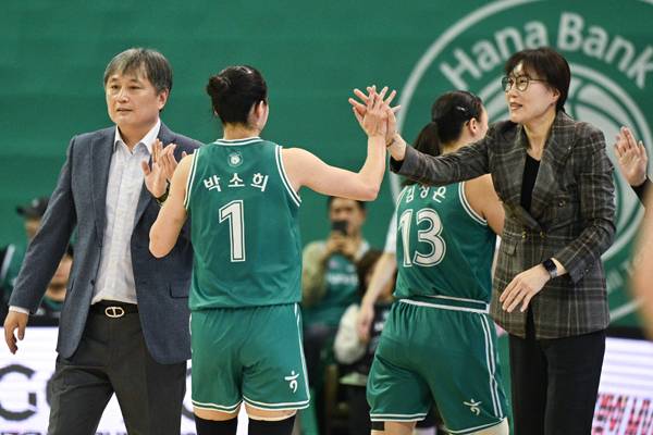 이상범 하나은행 감독은 박소희가 대표팀에서 배워서 오기를 바라고 있다고 전했다. 사진 제공= WKBL