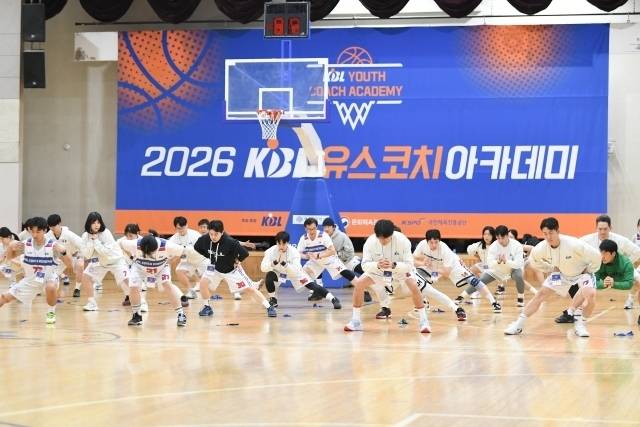 10일 명지고 체육관에는 특별한 손님들이 모습을 드러냈다. 서울시 소속 초중고 선생님들이 같은 유니폼을 입고 한자리에 모인 것. 그들은 2026 KBL 유스 코치 아카데미를 위해 방학 중임에도 함께했다. 사진=KBL 제공