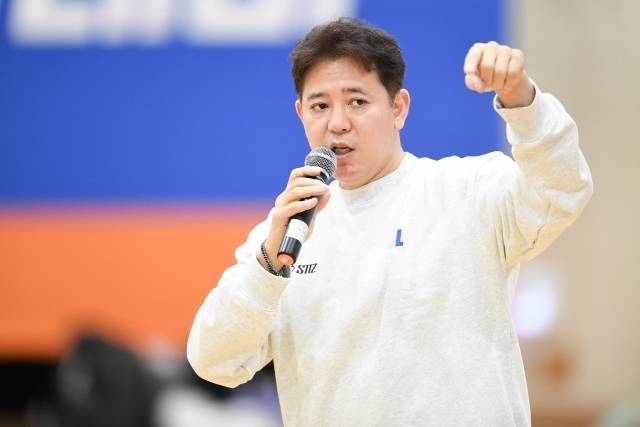 신기성 KBL 해설위원은 10일 명지고 체육관에서 열린 2026 KBL 유스 코치 아카데미 강사진으로 참석, 서울특별시교육청 초중고 선생님들과 뜻깊은 시간을 보냈다. 사진=KBL 제공