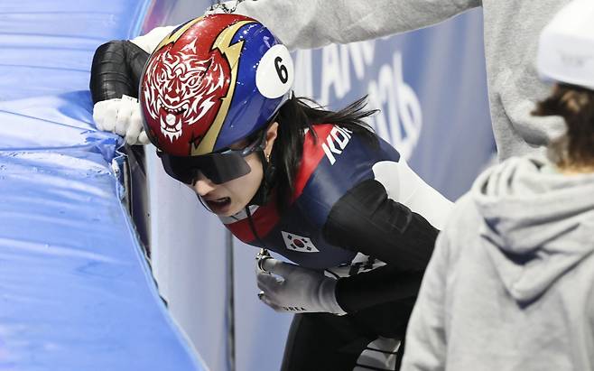 쇼트트랙 김길리가 10일(현지 시간) 이탈리아 밀라노 아이스스케이팅 아레나에서 열린 2026 밀라노·코르티나 담페초 동계올림픽 쇼트트랙 혼성계주 준결승에서 미국 커린 스토더드와 충돌한 뒤 통증을 느끼고 있다/사진=뉴시스 /사진=김근수