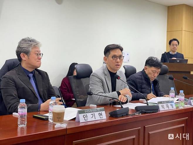 10일 서울 여의도 국회의원회관에서 열린 'K-반도체 트라이앵글 연속 토론회'에서 박재영 국회입법조사처 조사관이 발언하고 있다./ 사진=이한듬 기자