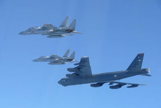 일본의 F-15J 전투기 2대가 미국의 B-52 폭격기와 동해 상공에서 미일 연합훈련을 하고 있다.  /사진=로이터