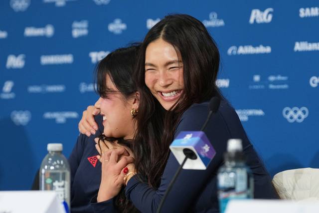 재미교포 클로이 김(오른쪽)이 9일 밤(한국시간) 이탈리아 리비뇨에서 열린 기자회견에서 미국대표팀 동료 베아 김을 껴안으며 활짝 웃고 있다.  AP 연합뉴스