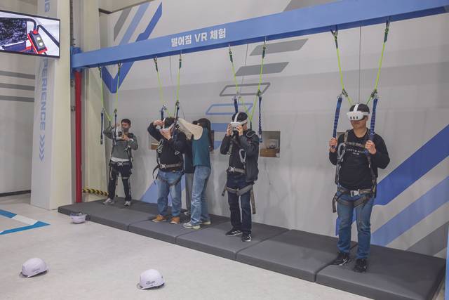 근로자들이 체험장에서 떨어짐 VR 체험을 하고 있는 모습.  한국산업안전보건공단 제공