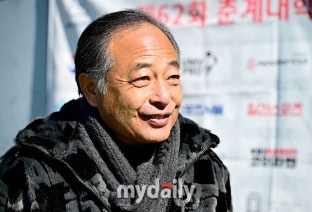 2026년 2월 9일 경상남도 통영산양스포츠파크에서 '약속의 땅 통영, 제62회 춘계대학축구연맹전'이 열렸다.일본대학축구연맹 나가노 유지 회장이 인터뷰를 하고 있다./통영=유진형 기자