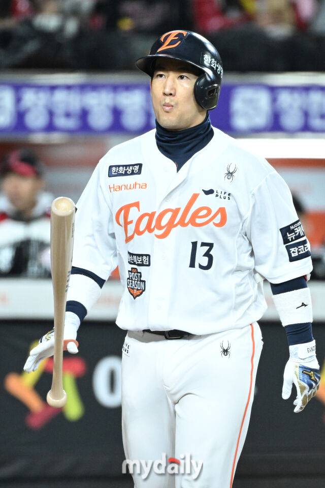 31일 대전 한화생명 볼파크 야구장에서 열린 '2025 신한 SOL 뱅크 KBO 한국시리즈 5차전' LG 트윈스와 한화 이글스 경기. 한화 최재훈이 2회말 1사 2-3루에 볼넷으로 출루하고 있다./마이데일리