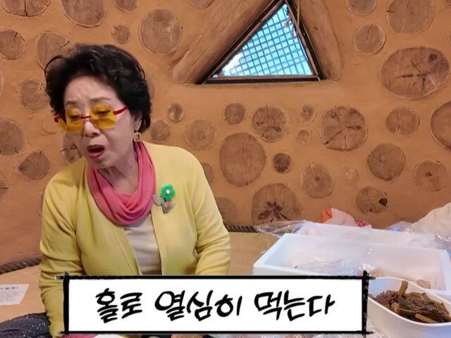 선우용여가 분주한 스태프들 사이 홀로 먹방을 보여줬다. / 유튜브 '순풍 선우용여'