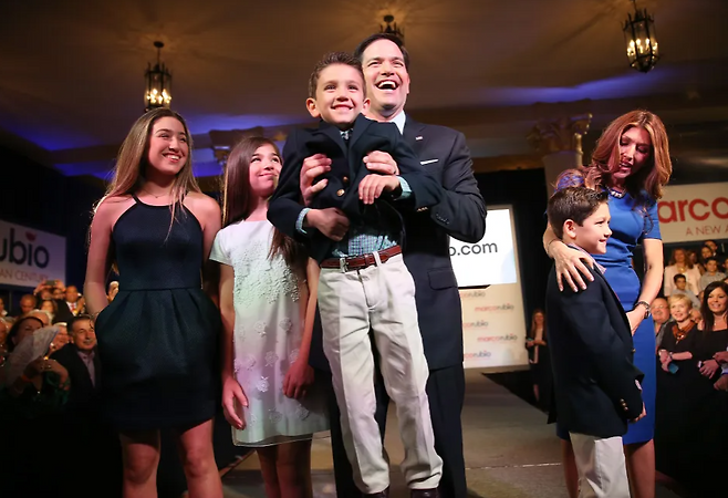 루비오 상원의원이 2015년 미 플로리다주 마이애미 프리덤타워에서 열린 공화당 대선후보 발표행사에서 가족들과 함께 있는 모습. [게티이미지뱅크]