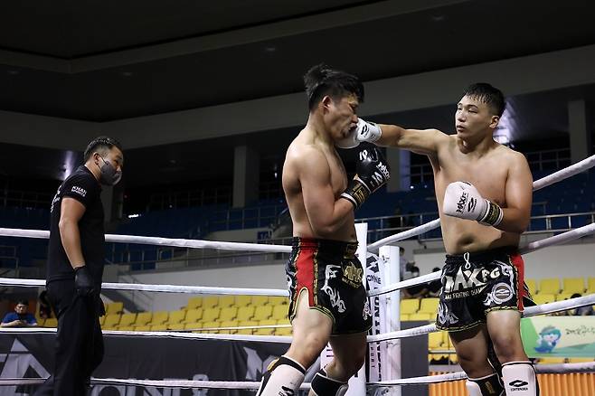 김성천이 라이트 스트레이트를 상대 턱에 적중하고 있다.