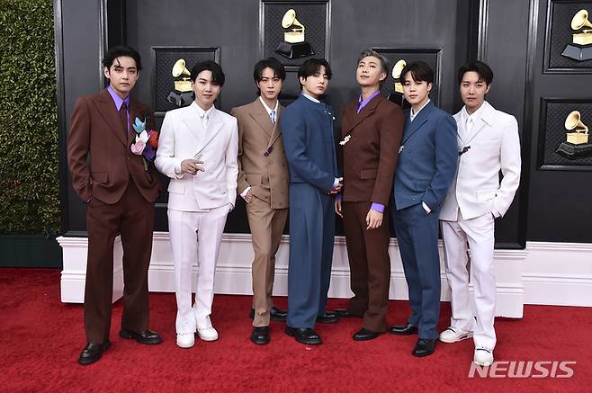 [라스베이거스=AP/뉴시스] 그룹 방탄소년단(BTS)이 3일(현지시간) 미 네바다주 라스베이거스의 MGM 그랜드 가든 아레나에서 열린 제64회 그래미 시상식에 도착해 레드카펫 행사에 참석하고 있다. 2022.04.04.