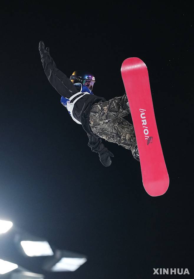 [리비뇨=신화/뉴시스] 유승은이 9일(현지 시간) 이탈리아 리비뇨 스노파크에서 열린 2026 밀라노·코르티나담페초 동계올림픽 스노보드 여자 빅에어 결선 경기를 펼치고 있다. 고교생 유승은은 최종 171.00점으로 동메달을 따내 한국 스노보드 사상 처음으로 빅에어 종목 메달을 수확했다. 2026.02.10.
