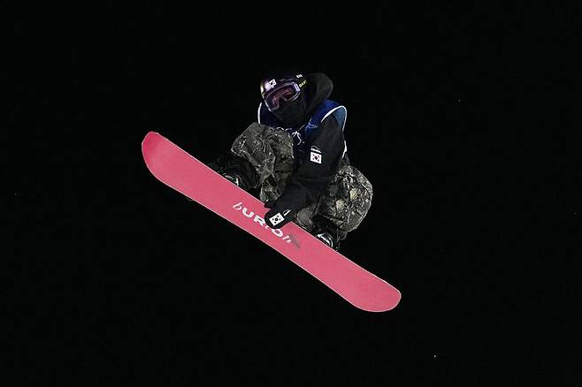 [리비뇨=AP/뉴시스] 유승은이 9일(현지 시간) 이탈리아 리비뇨 스노파크에서 열린 2026 밀라노·코르티나담페초 동계올림픽 스노보드 여자 빅에어 결선 경기를 펼치고 있다. 고교생 유승은은 최종 171.00점으로 동메달을 따내 한국 스노보드 사상 처음으로 빅에어 종목 메달을 수확했다. 2026.02.10.