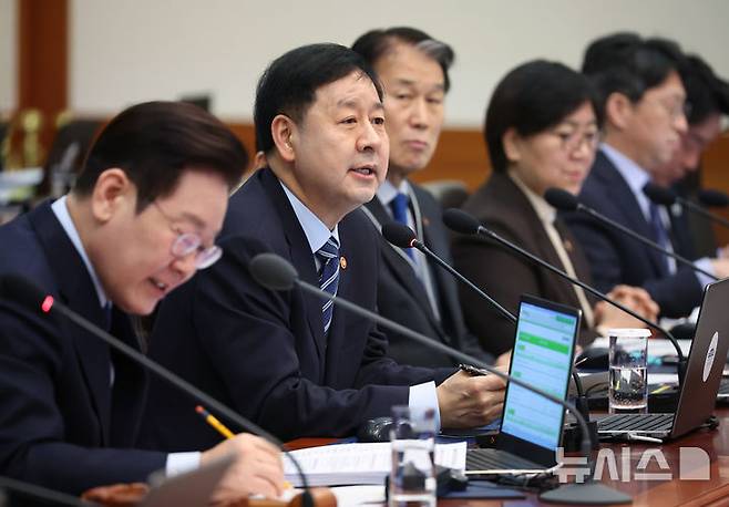 [서울=뉴시스] 최동준 기자 = 구윤철 부총리 겸 재정경제부 장관이 10일 청와대에서 열린 국무회의에서 발언하고 있다. (청와대통신사진기자단) 2026.02.10. photocdj@newsis.com