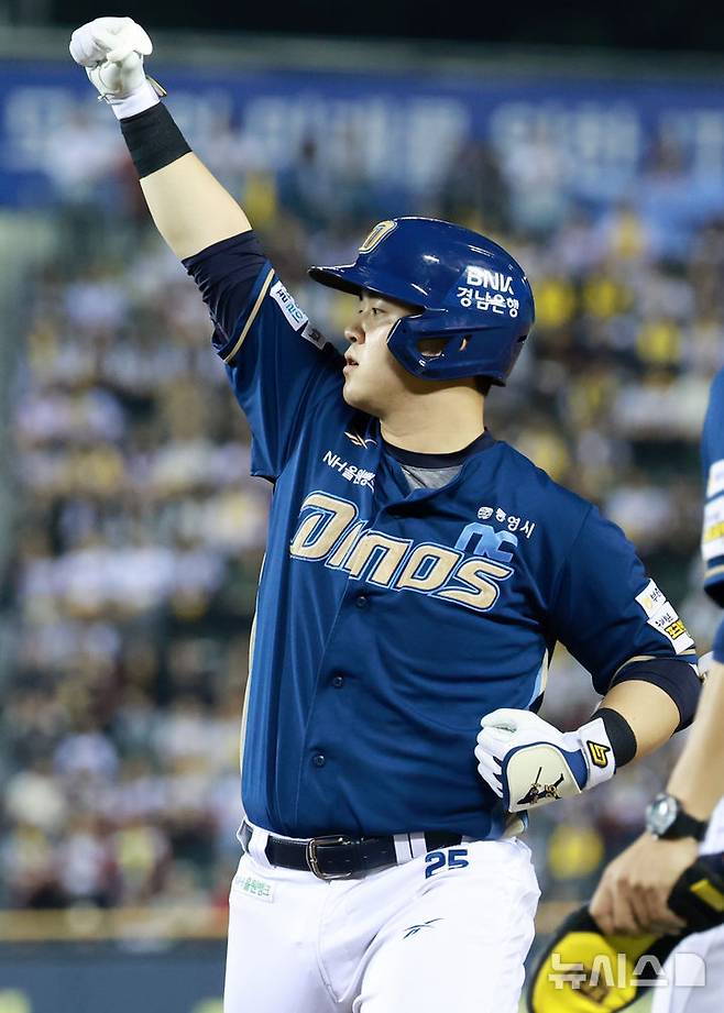 [서울=뉴시스] 이영환 기자 = 1일 오후 서울 송파구 잠실야구장에서 열린 2025 KBO 리그 NC 다이노스와 LG 트윈스의 경기, 4회초 1사 만루에서 NC 김형준이 2타점 안타를 날린 후 기뻐하고 있다. 2025.10.01. 20hwan@newsis.com