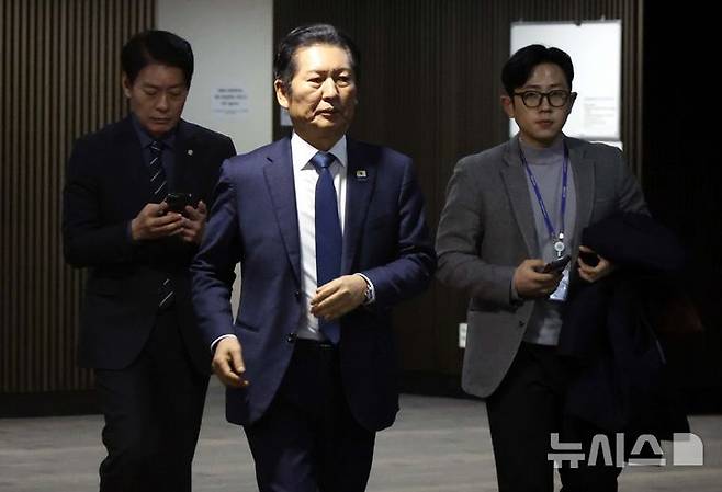 [서울=뉴시스] 조성봉 기자 = 정청래 더불어민주당 대표가 10일 오전 서울 여의도 국회에서 열린 비공개 의원총회 중 잠시 밖으로 나와 이동하고 있다. 2026.02.10. suncho21@newsis.com