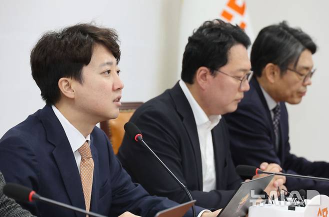 [서울=뉴시스] 김금보 기자 = 이준석 개혁신당 대표가 9일 오전 서울 여의도 국회에서 열린 최고위원회의에서 발언을 하고 있다. 2026.02.09. kgb@newsis.com