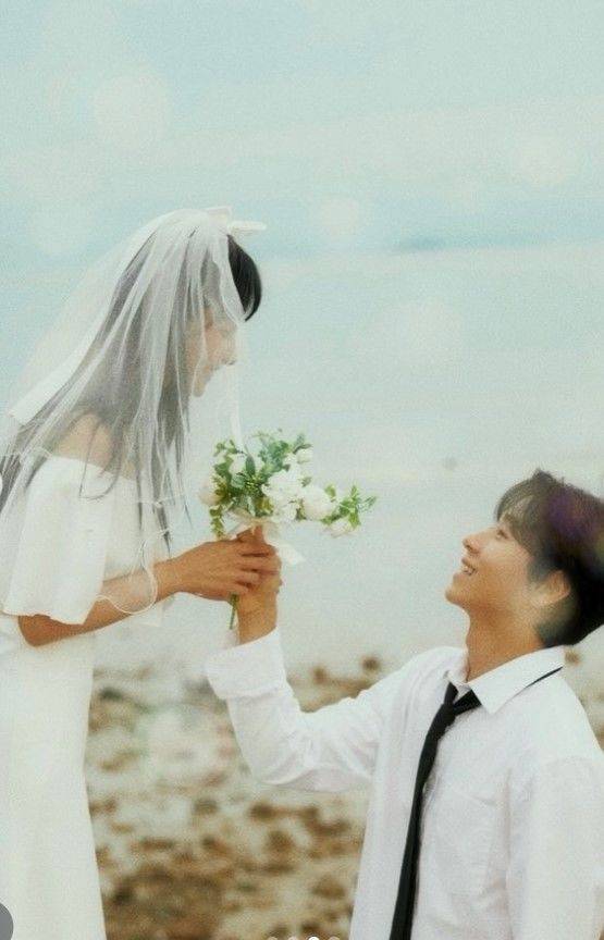 [서울=뉴시스] 가수 솜혜빈(본명 송혜인)이 결혼을 앞두고 예비 신랑인 가수 김예훈과의 웨딩 화보를 공개했다. (사진=인스타그램 캡처) 2026.02.10. photo@newsis.com *재판매 및 DB 금지