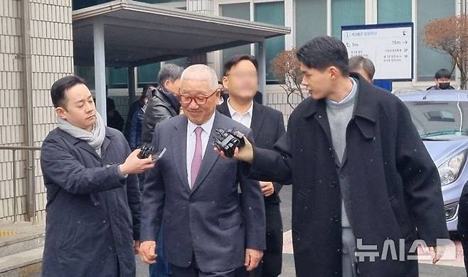 [의정부=뉴시스] 김도희 기자= 중대재해처벌법 위반 혐의로 기소된 정도원 삼표그룹 회장이 10일 오후 2시50분께 1심 선고 이후 법정을 나오고 있다. kdh@newsis.com