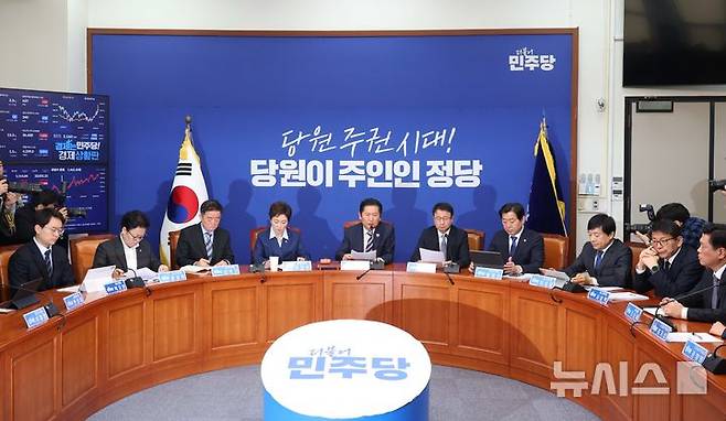 [서울=뉴시스] 조성봉 기자 = 정청래 더불어민주당 대표가 지난 9일 오전 서울 여의도 국회에서 열린 최고위원회의에서 발언을 하고 있다.2026.02.09. suncho21@newsis.com