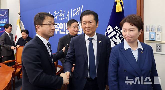 [서울=뉴시스] 김금보 기자 = 정청래 더불어민주당 대표와 한병도 원내대표가 10일 오후 서울 여의도 국회에서 조국혁신당과의 합당 관련 비공개최고위원회의 결과 브리핑을 마친 뒤 악수를 하고 있다. 더불어민주당은 지방선거 전 합당 논의를 중단한다. 2026.02.10. kgb@newsis.com