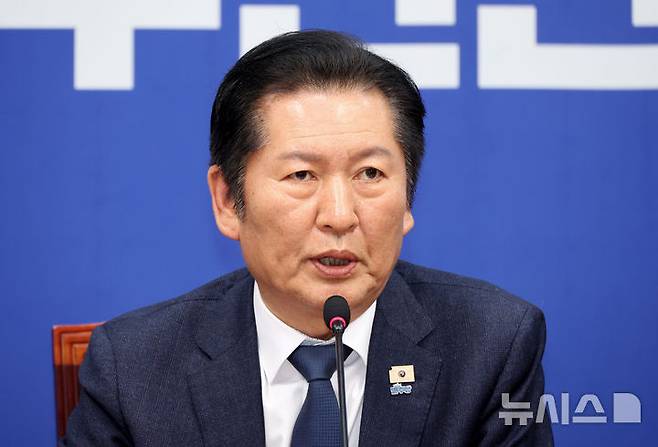 [서울=뉴시스] 김금보 기자 = 정청래 더불어민주당 대표가 10일 서울 여의도 국회에서 열린 더불어민주당 긴급 최고위원회의에서 지방선거 전 조국혁신당과의 합당 논의를 중단한다고 밝히고 있다. 2026.02.10. kgb@newsis.com